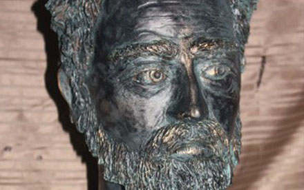 Busto en Bronce de Plinio el Viejo para el Museo del Salmón
