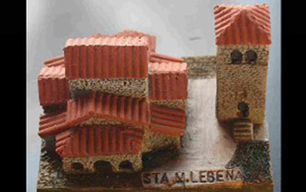 Figuras de edificaciones típicas o emblemáticas de distintas zonas geográficas como Castro Chano, Castillo de Argüeso