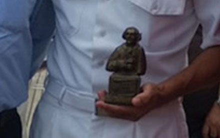 Trofeo con el busto de Velasco para la Velasco de Reservistas Voluntarios de la Armada entregado al Capitán del Juan Sebastián el Cano