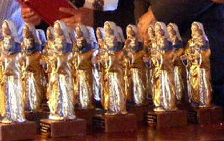 Trofeo de temática religiosa que reproduce la Virgen de Labra